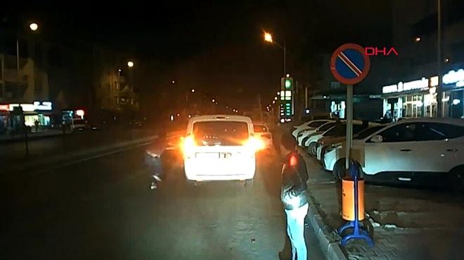 Polisler Trafikte Bir Sürücüyle Tartışırken Gözaltına Aldıkları Şüpheli Ekip Aracıyla Kaçtı!
