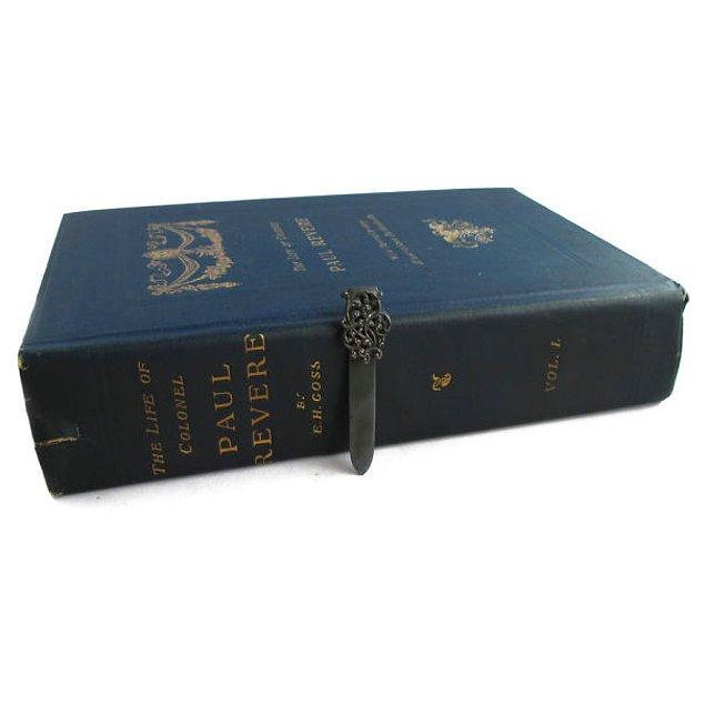 13. "Bu küçük metal kitap ayracı 1909 yılında basılmış 'The Life Of Colonel Paul Revere' isimli kitabın içinden çıktı."