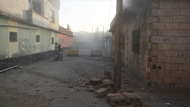 Şanlıurfa'nın Akçakale, Ceylanpınar, Suruç'taki tüm okullarda, Birecik'te ise sınıra yakın bölgelerdeki okullarda eğitime iki gün ara verildi.