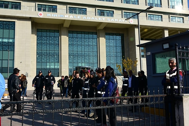 Sanık Fedai Varan, tutuklu bulunduğu Bolu F Tipi Kapalı Cezaevi'nden, duruşma salonuna 09.00'da getirildi.