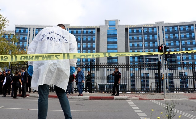 Çevredekilerin korkulu anlar yaşadığı kavgada 2'si ağır 4 kişi yaralandı. Olay yerine sağlık ve polis ekipleri sevkedildi.