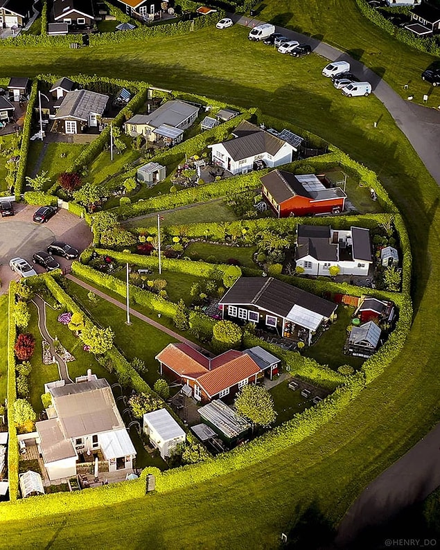 Bu büyüleyici yerlerden biri Brøndby Haveby veya Brøndby Garden City'dir.
