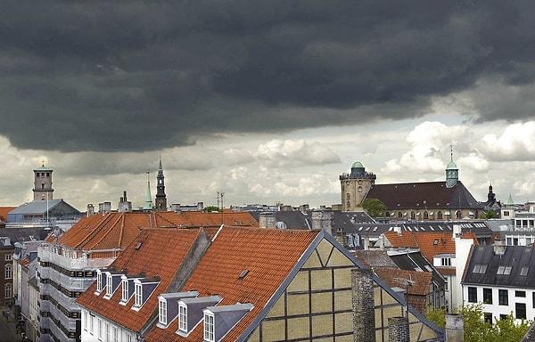 10. Danimarka'da genellikle günaşırı yağmur yağıyor. (Yılın 170 günü.)