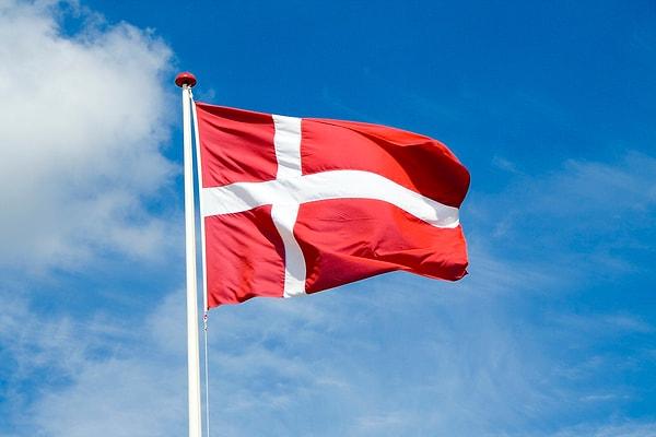 11. Ülkenin bayrağı Dannebrog, 1219’dan bu yana hala bağımsız bir ulus tarafından kullanılmakta olan, dünyadaki en eski devlet bayrağıdır.