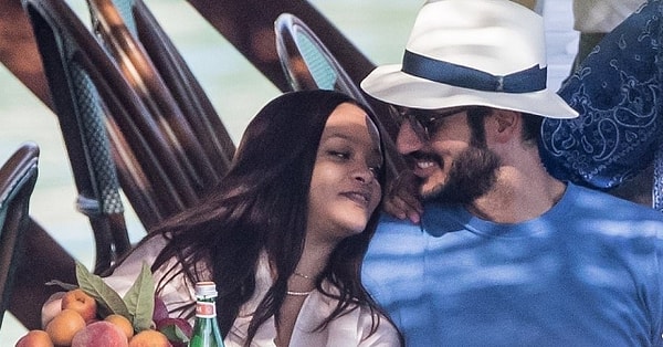 Пара встречается с 2017 года, но не афиширует роман. И лишь изредка появляются их совместные фото, сделанные папарацци.