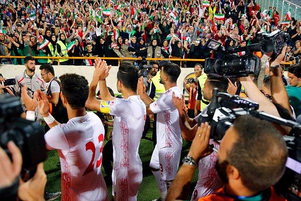 Maç sonunda milli takım kaptanı Masoud Shojaei, diğer oyuncularla birlikte gelen kadınlara teşekkür etmek için o tarafa yöneldi ve alkışlarla minnettarlıklarını gösterdi.