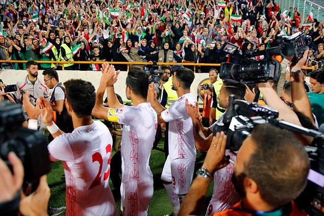 Maç sonunda milli takım kaptanı Masoud Shojaei, diğer oyuncularla birlikte gelen kadınlara teşekkür etmek için o tarafa yöneldi ve alkışlarla minnettarlıklarını gösterdi.