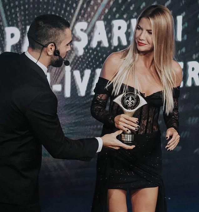 1. Ivana Sert, Altın Zambak Ödül Töreni’nde “Yılın En İyi Çıkış Yapan Şarkıcısı” ödülünü aldı.
