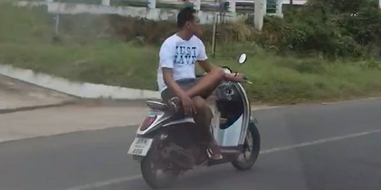 Azrail ile Dalga Geçermiş Gibi Bacak Bacak Üstüne Atıp Motosiklet Kullanan Bir Garip Adam