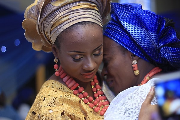 1. Bir Yorubalı gelin annesine veda ediyor.