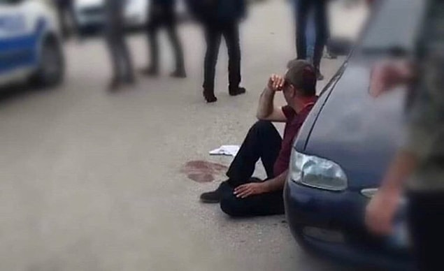 Eski eşini takip edip satırla saldırdı