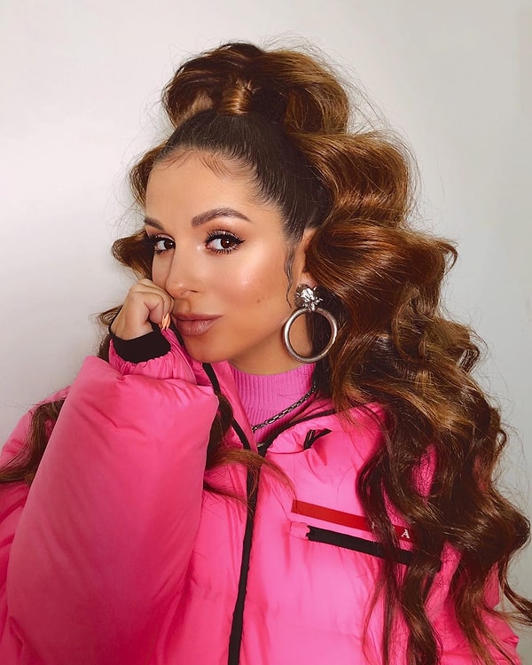 Певица Нюша рассказала о предстоящих изменениях в своей внешности. В своем Инстаграм аккаунте она сообщила о решении удалить родинку над верней губой.