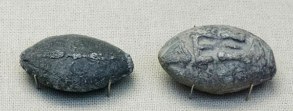 17. Üzerinde "Al bakalım" olarak çevrilebilecek kelimeler kazınmış, 4. yüzyıldan kalma sapan mermileri bulunmakta.