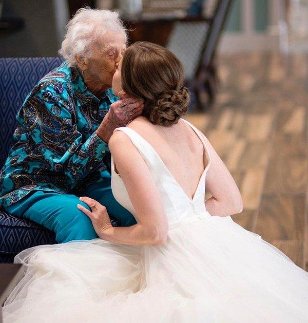 2. "Düşkünler evinde kalan 102 yaşındaki büyük annesini görmeye gelinliğiyle giden gelin."