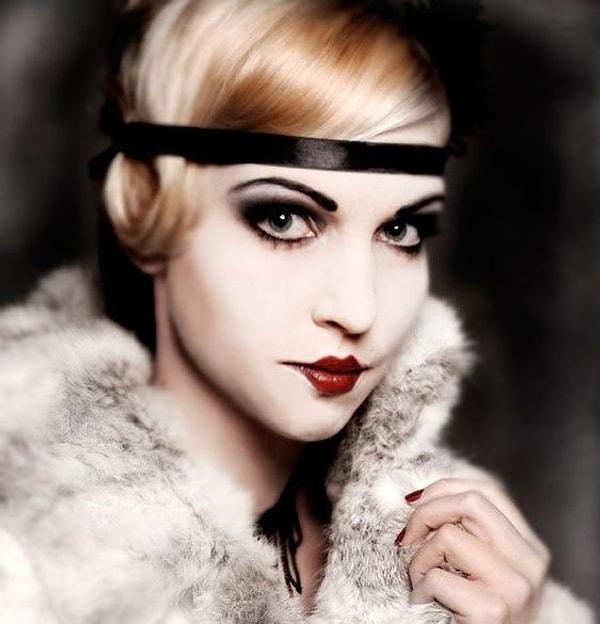 Bundan yaklaşık 100 yıl önce, 1920'li yıllarda Muhteşem Gatsby'den de hatırlayacağınız gibi koyu gözler ve küçük-kırmızı dudaklar makyaj anlayışının temelini oluşturuyordu.