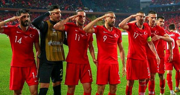 İlk olarak Arnavutluk maçında, golün ardından sevinç sırasında A Millilerimiz yolladı selamını Mehmetçik'e.