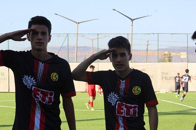 Gençler de ordumuzu unutmadı, bir selam da Eskişehirspor U16 takımından geldi!