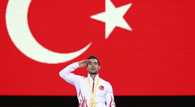 Artistik Cimnastik Dünya Şampiyonası'nda altın madalya alan İbrahim Çolak, askerimize moral olsun istedim dedi, altın madalyasını Mehmetçik'e armağan etti. Selam yollamayı da unutmadı!