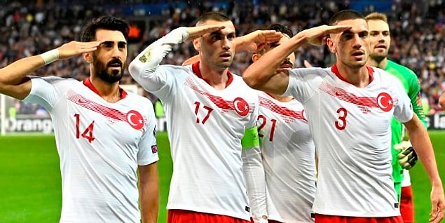 82. dakikada Kaan Aynan'ın attığı gol sonrası futbolcular Türk taraftarların bulunduğu tribüne koşarak asker selamı vermişti.