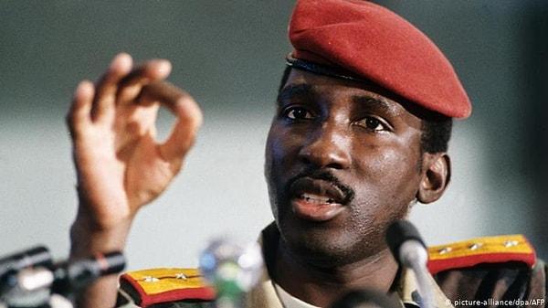 1982 yılında Sankara'ya yakın olan Jean-Baptiste Ouédraogo askeri bir darbeyle iktidara gelir.