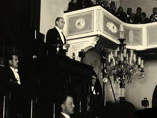 1927 - Gazi Mustafa Kemal Paşa CHP kurultayında "Büyük Nutuk"u okumaya başladı. Nutuk'un okunuşu 6 gün sürdü.