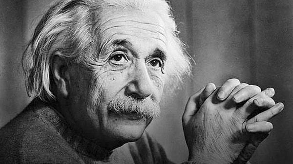 1933 - Albert Einstein, Almanya'dan Amerika'ya kaçtı.