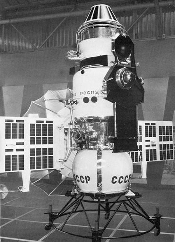1967 - Sovyetler Birliği'nin fırlattığı Venera 4 uzay aracı Venüs gezegenine ulaştı ve Dünya dışında bir gezegenin atmosferini inceleyen ve gezegenler arası yayın yapan ilk araç oldu.