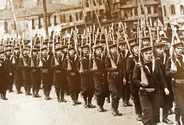 1921 - Fransızlar'ın Anadolu'dan çekilmesi. TBMM ile Fransa hükümeti arasında Ankara Anlaşması imzalandı. Fransa adına Henry Franklin-Bouillon'un sürdürdüğü görüşmeler sonrasında, Fransa işgal ettiği Anadolu topraklarından çekildi.