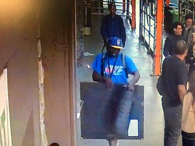 Hırsızlardan biri, galerideki güvenlik görevlisini oyalarken mavi tişört giyen diğer hırsız, eseri hemen alıp kaçtı. Hırsızlar güvenlik kamerası kayıtlarından tespit edilseler de henüz yakalanamadılar.