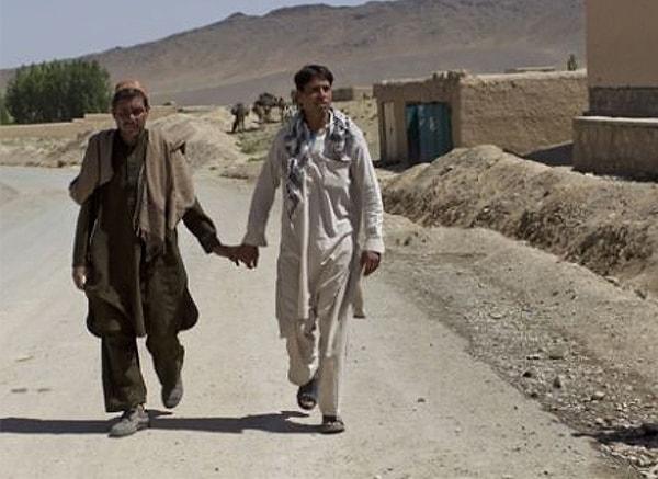 7. "Erkeklerin el ele tutuşması Afganistan'da arkadaşlık göstergesi olarak algılanıyor ama batıda oldukça garip karşılanıyor."