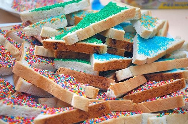 15. "Ekmek üzeri renkli şekerler periler tarafından hazırlanır ve çocuk partileri için harikadır. Ve bu yiyecek hakkında kötü bir şey söylemek saygısızlıktır."