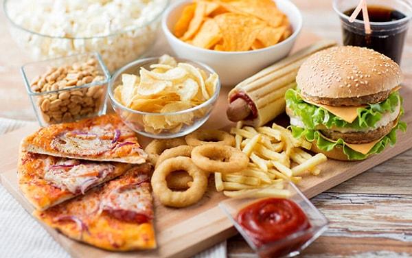 Normalde, yemekten hoşlanmadığımız ya da bizim vücudumuza ağır gelecek bir yemek ya da tatlı, diyet döneminde inanılmaz çekici geliyor!