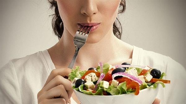 Duygularınızın sizi yemeğe yönlendirmesine izin vermeyin. Negatiften sizi sıfıra çekecek durumlarda yiyeceklere koşmayın. Sonrasında yaşadığınız pişmanlık sizin psikolojinizi bozacak.