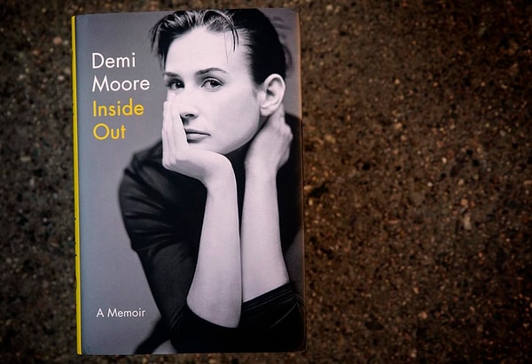 В книге Мур поделилась шокирующими откровениями и обвинила Эштона во всех смертных грехах.