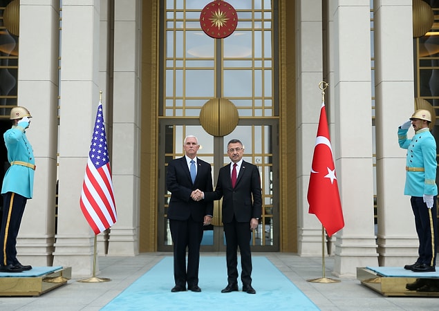 Cumhurbaşkanı Yardımcısı Fuat Oktay, ABD Başkan Yardımcısı Mike Pence'i Cumhurbaşkanlığı Külliyesi'nde karşıladı.