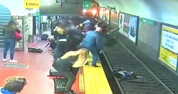 Metro durağa hızlıca yaklaşırken, bayılan bir adamın çarptığı kadın raylara düştü. Metro, düşmenin etkisiyle bayılan kadına metreler kala durabildi.