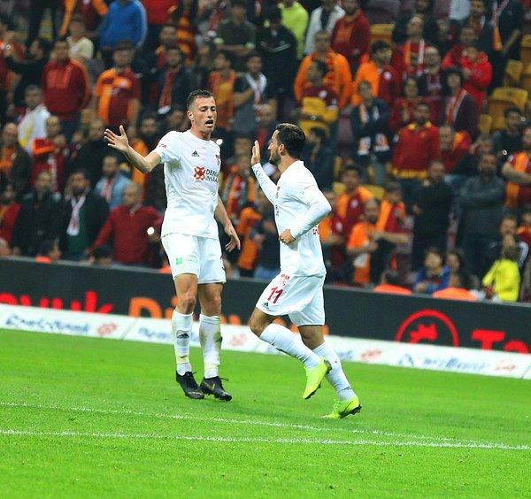 Uzun süre 1 kişi eksik oynamasına rağmen mücadeleyi bırakmayan Demir Grup Sivasspor, 84. dakikada Erdoğan Yeşilyurt’un golüyle durumu 3-2’ye getirdi.