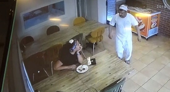 Hesabı Ödememek İçin Tabağındaki Baklavaya Kıl Koydu: 'Durumunu Söylese İkram Ederdik'