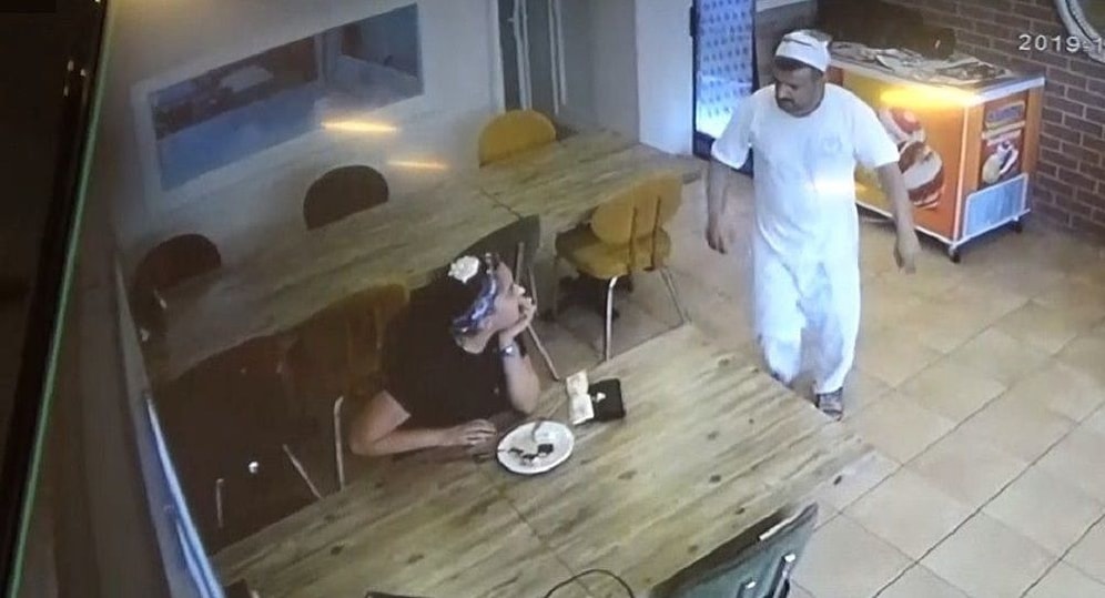 Hesabı Ödememek İçin Tabağındaki Baklavaya Kıl Koydu: 'Durumunu Söylese İkram Ederdik'