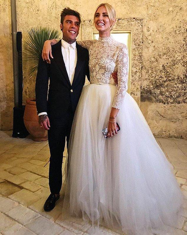 Yaka kesiminden kemerine, geçtiğimiz yıl evlenen dünyaca ünlü moda bloggerı Chiara Ferragni'nin özel dikim Dior gelinliğine benziyordu.