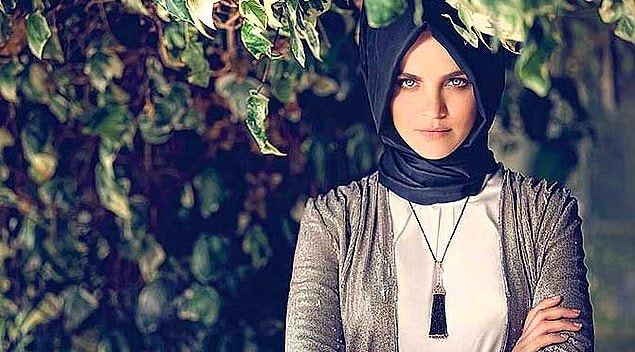 Kendisi, aşkı uğruna 2005 yılında din değiştirmesiyle daha sonra Müslümanlığa dönmesiyle sık sık gündeme gelmeyi başarmıştı.