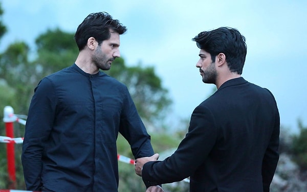 4. Бизнес Ондера становится все хуже и хуже. Вильдан, не готовая отказаться от своей богатой жизни, хочет, чтобы Нихан вышла замуж за Эмира, чтобы спасти семейный бизнес, но Нихан отказывается, поскольку ей не нравится высокомерие Эмира и излишняя забота