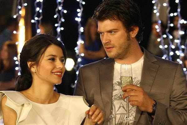 8. Неудивительно, что из-за любви к сериалу, турки стали называть так детей: родились Бихтер и Бехлюль, Нихаль и Аднан. Называли в честь героев сериала не только детей, но и косметические марки.