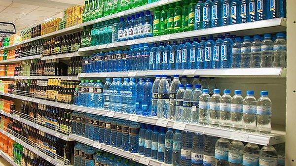 Plastik atıkları en aza indirgemeyi amaçlayan yasakla, aynı zamanda tek kullanımlık şişelerde ürün satan içecek firmalarına da atık toplama ve dönüştürme zorunluluğu getiriliyor.