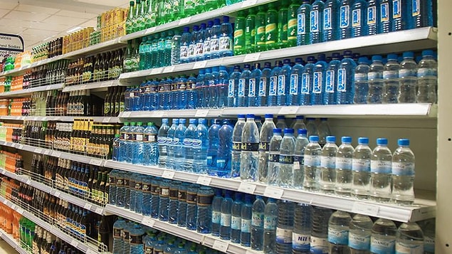 Plastik atıkları en aza indirgemeyi amaçlayan yasakla, aynı zamanda tek kullanımlık şişelerde ürün satan içecek firmalarına da atık toplama ve dönüştürme zorunluluğu getiriliyor.