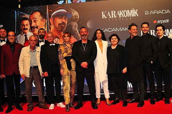 Cem Yılmaz’ın yönetmenliğini ve senaristliğini yaptığı Karakomik Filmler serisinin ilk filmleri ‘Kaçamak’ ve ‘2 Arada’nın galasına Defne Samyeli'nin katılmaması,