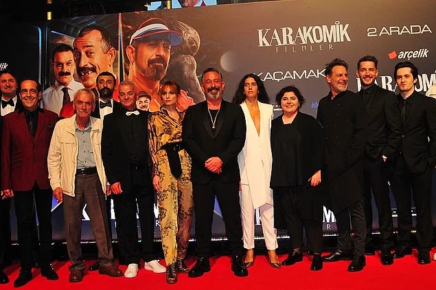 Cem Yılmaz’ın yönetmenliğini ve senaristliğini yaptığı Karakomik Filmler serisinin ilk filmleri ‘Kaçamak’ ve ‘2 Arada’nın galasına Defne Samyeli'nin katılmaması,