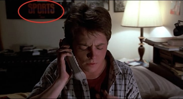 Ayrıca Marty'nin yatak odasındaki poster de Huey Lewis and the News'un albümü "Sports'un posteri ve Marty yenilenmiş 1985 yılında uyandığında çalar saat radyosunda da, Lewis'in "Back in Time" şarkısı çalıyor.