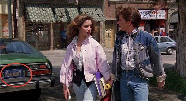 8. Marty, başarısız geçen seçmesinden sonra  Jennifer'la meydandaki park yerinde yürürken, arka planda yeşil bir arabanın plakasında "Mary İçin" yazıyor.