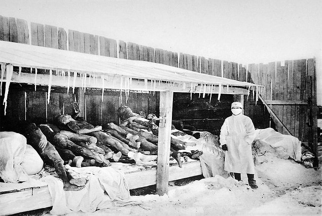 Hatta bazı Japon askerleri yamyamlığa kadar ileri gitti. Bir başka tanık, Ralph L. Phil,lips, "Japonlar Çinli bir askerin kalbini ve karaciğeri kızartıp yedikler ve bunu izlemem için beni zorladılar” diye bildirdi.